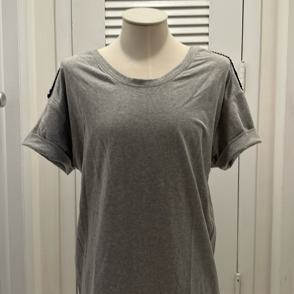 Kissing button new t-shirt. With button shoulder patch on both Sides. Size SMALL